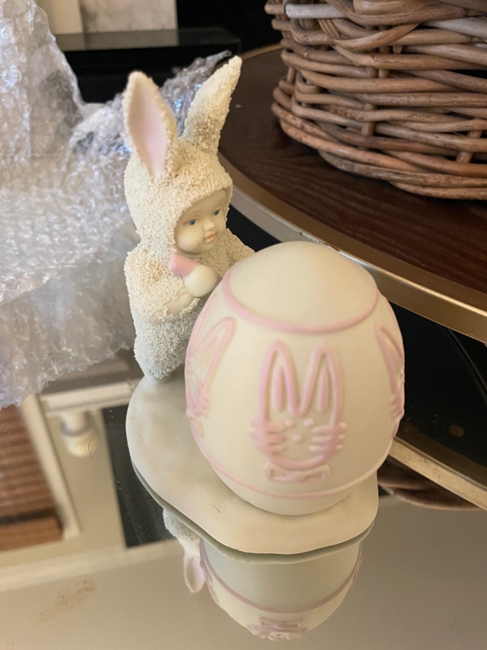 Department 56 Snowbunnies 1996 “I’ll Color the Easter egg” figurine.Easter decor